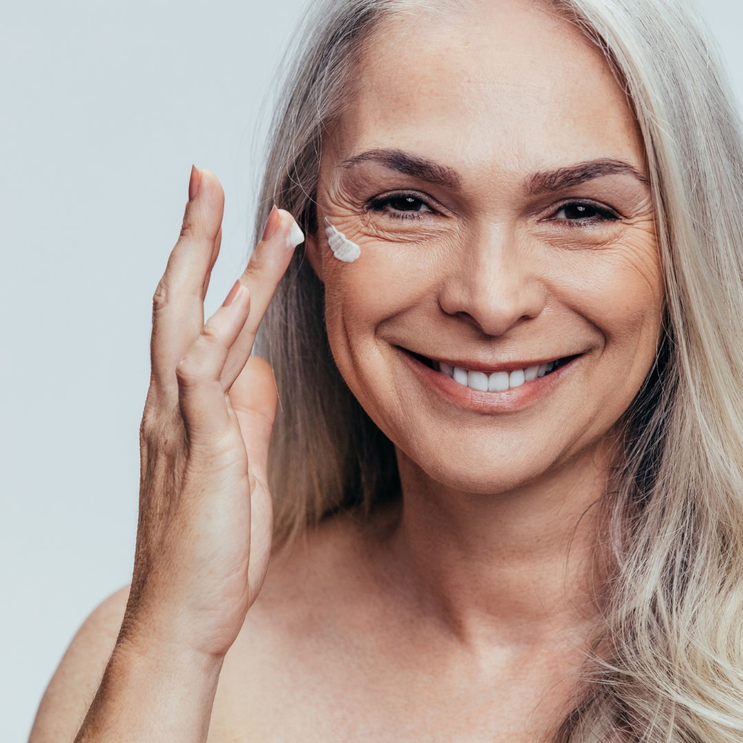 Routine anti-âge : Pourquoi l'hydratation est la clé d'une peau jeune et éclatante